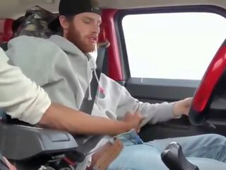 Kaks imekaunis mehed masturbeerimine sisse a auto