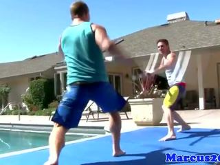 Γκέι μυώδης σπασουάρ sword πάλης με ο πισίνα