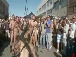 Verejnosť plaza s vyzliekol muži prepared pre divé hrubý violent gejské skupina sex